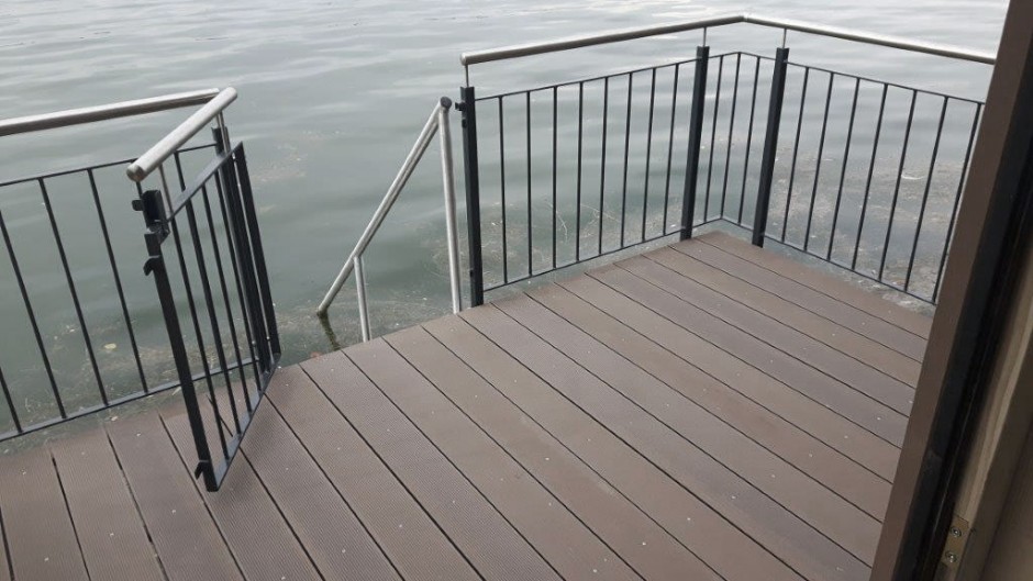 Balkon mit Treppe ins Wasser Bootshaus Bodensee