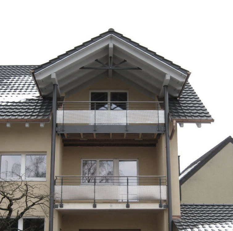 Balkonkonstruktion grau pulverbeschichtet mit Lochblechelementen am Geländer