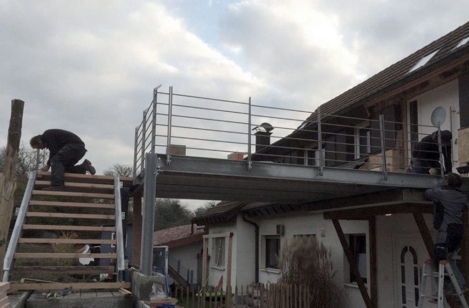 Terrasse mit Stahltreppe