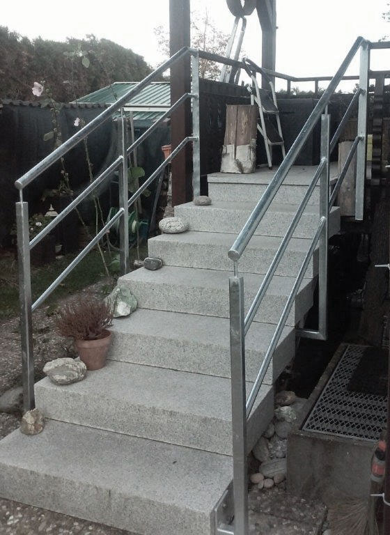 Treppengeländer Eingang verzinkt mit Edelstahlhandlauf
